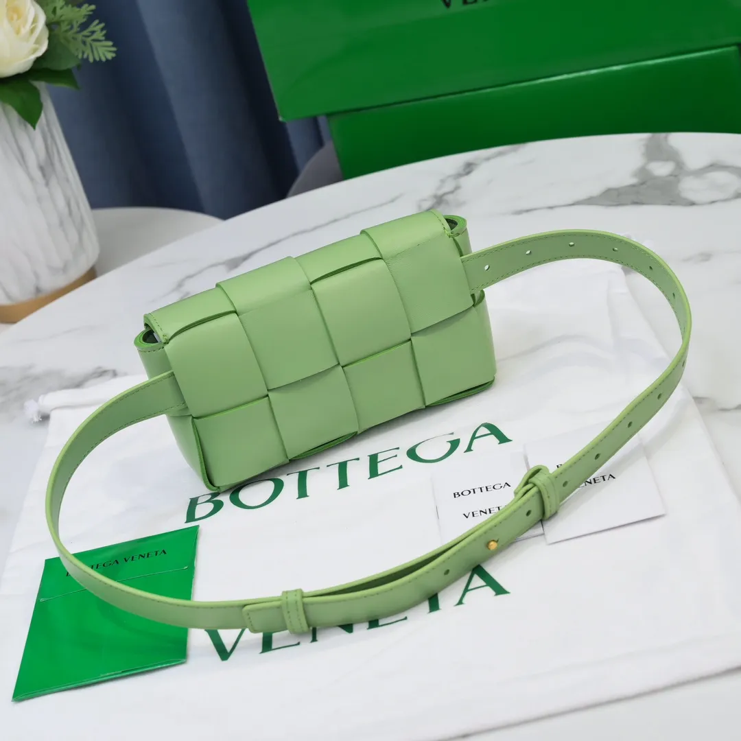 #𝐓𝐇𝐄 𝐁𝐄𝐋𝐓 𝐂𝐀𝐒𝐒𝐄𝐓𝐓𝐄 Checkered waist bag🔻 The hot cassette has a new style. The lambskin material is very light and has the same high-grade touch as always. It can be used as a handbag, waist bag, crossbody, or shoulder bag. Small and exquisite but very easy to use, it is stress-free to install iPhone plus, 💄lipstick 🕶️sunglasses! It continues the square shape of the cassette bag and does not deform after loading. It has a very concave shape! 【6815#】 Size: 17.5*9.5*5cm